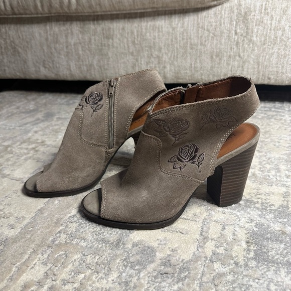 Lucky Brand Listana Boho Embroidered Peep Toe Taupe Heeled Ankle Booties - Picture 6 of 16